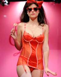 Pinay delivers sizzling LA Lingerie Fashion Show shots Image 5