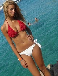 A girl stripping out of her bikini on the La Joya Nude Image 3