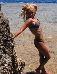 A teen girl doing it at the Koh Phangan in this pics Image 11
