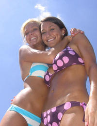 A busty bikini lady undressing on the Cancun Image 9