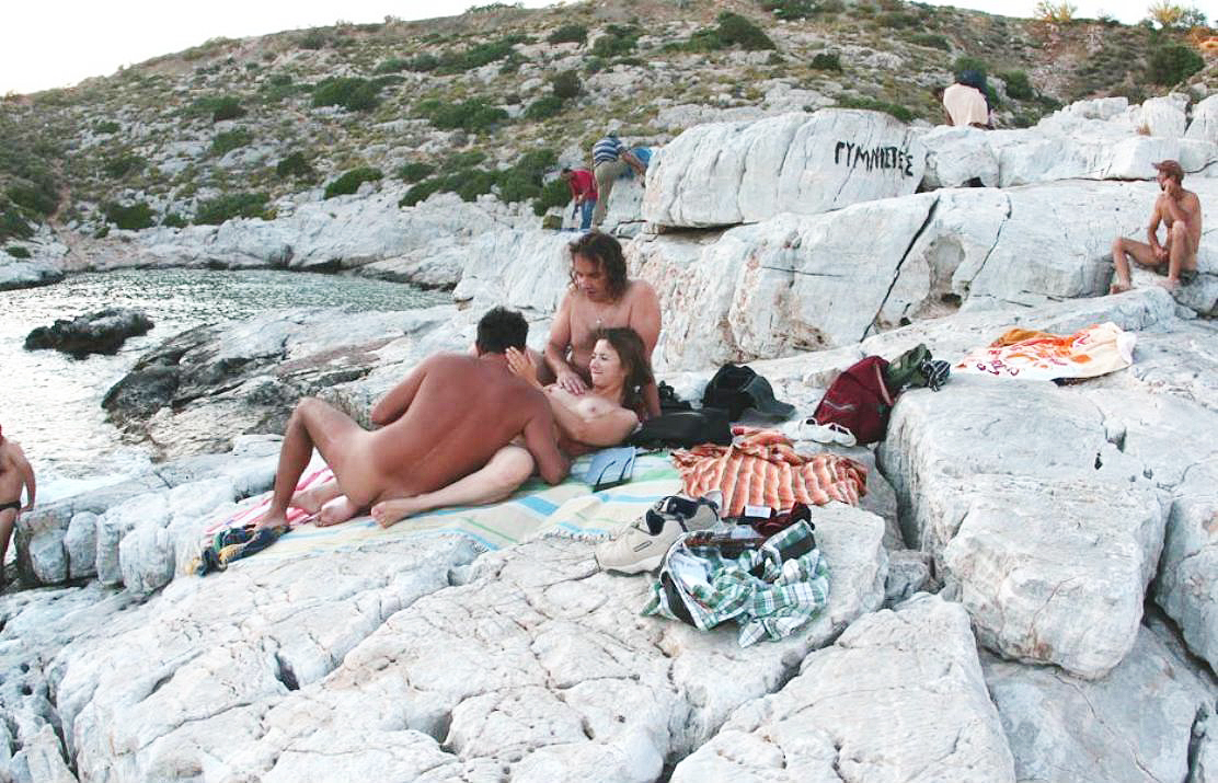 Enjoy the nude girls on the beach. 